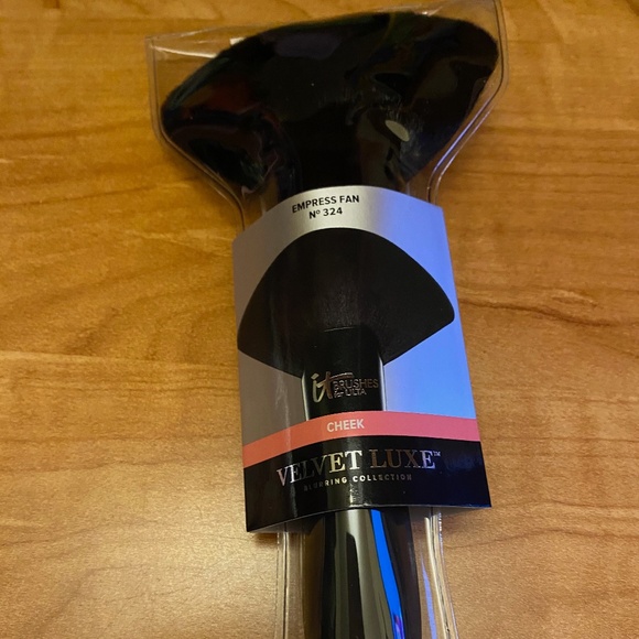it cosmetics velvet luxe cheek brush - Picture 1 of 1